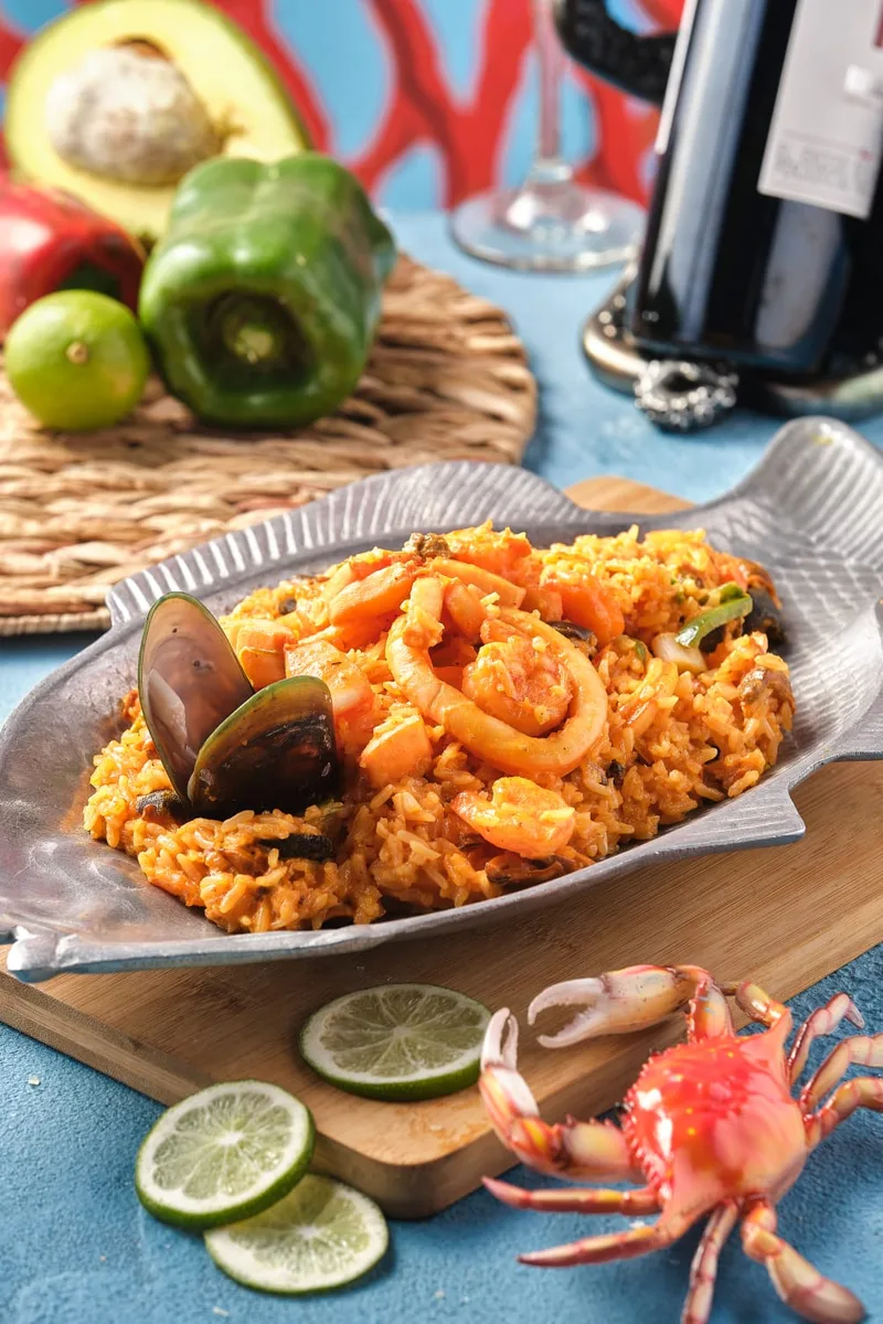 10% DE DESCUENTO Y 1 COTEL POR PERSONA EN UN RESTAURANTE DE MARISCOS